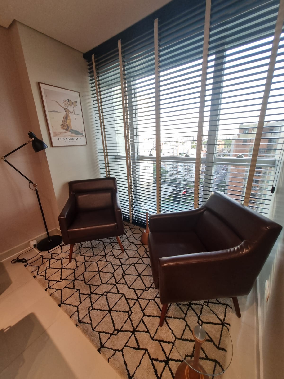 Recepção clara e confortável do consultório