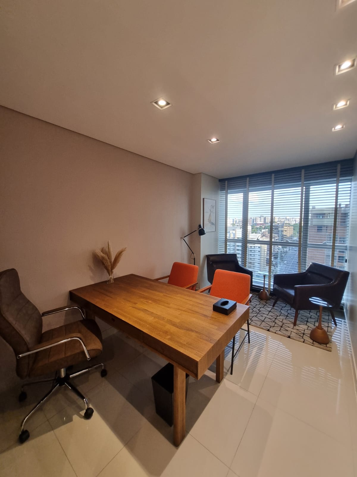 Poltronas em ambiente acolhedor para consulta